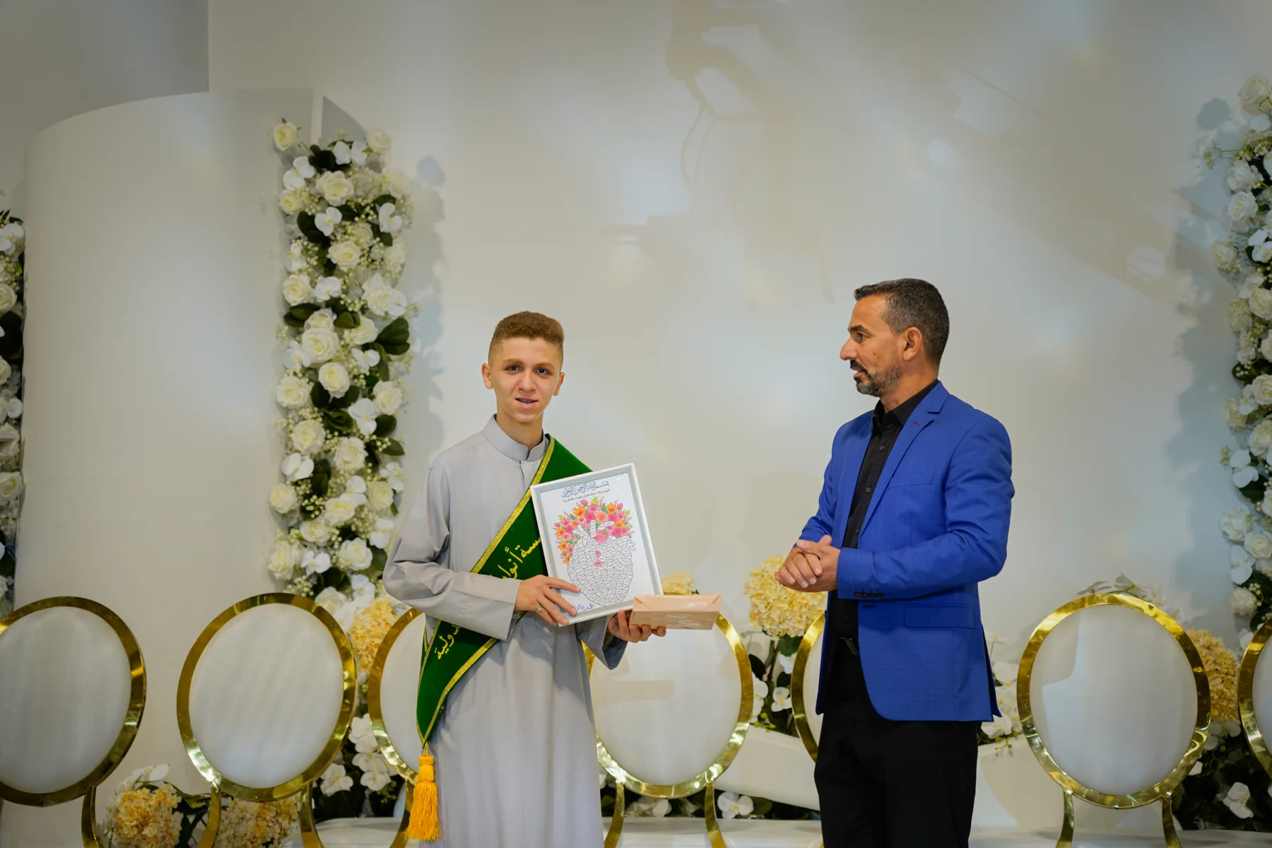 تكريم أحد طلبة أنوار الهدى في حفل التخرج