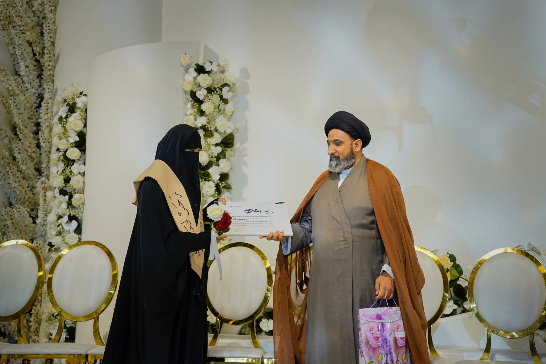 تكريم إحدى خريجات مؤسسة أنوار الهدى وتسليمها الشهادة