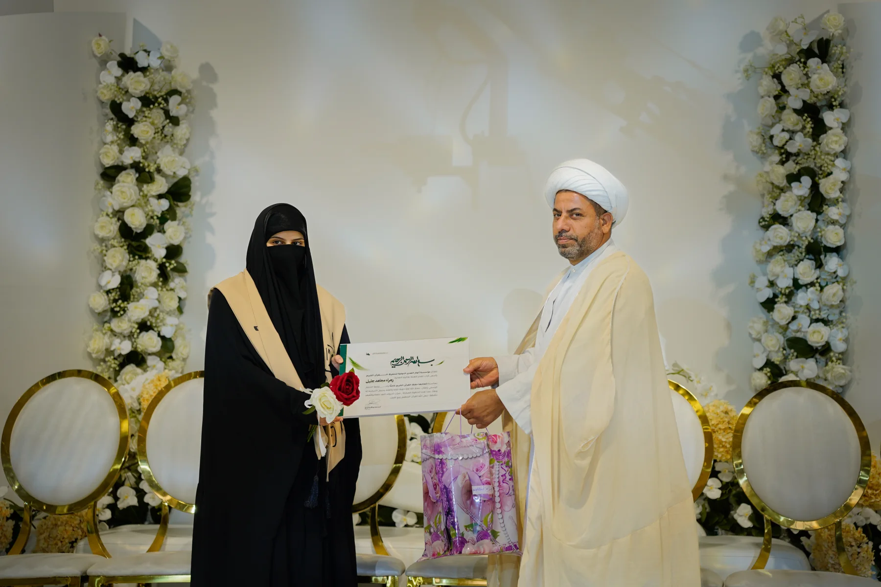 تسليم شهادة حفظ القرآن لإحدى خريجات أنوار الهدى